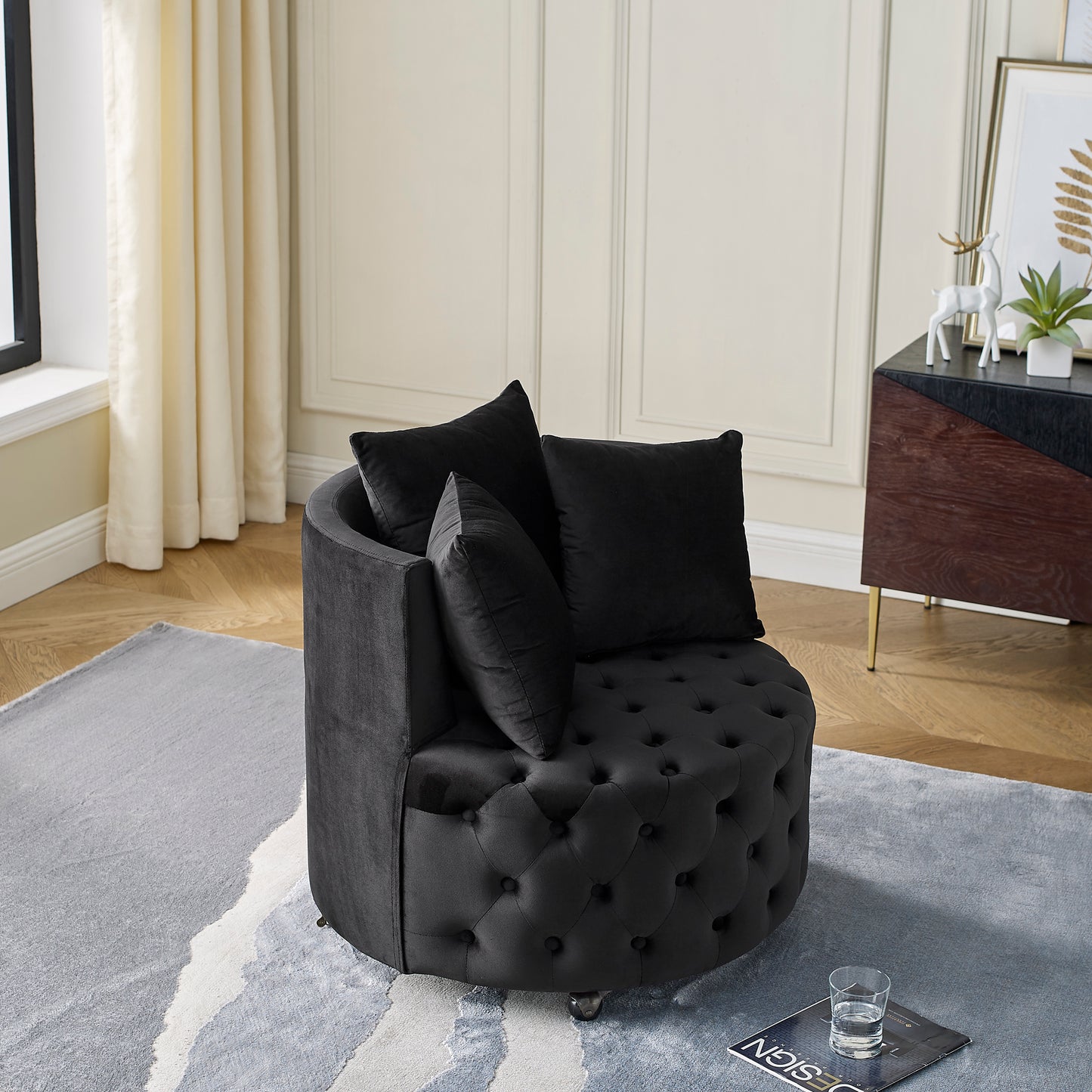 Silla giratoria tapizada en terciopelo para sala de estar, con diseño de botones y ruedas móviles, incluye 3 almohadas, color negro