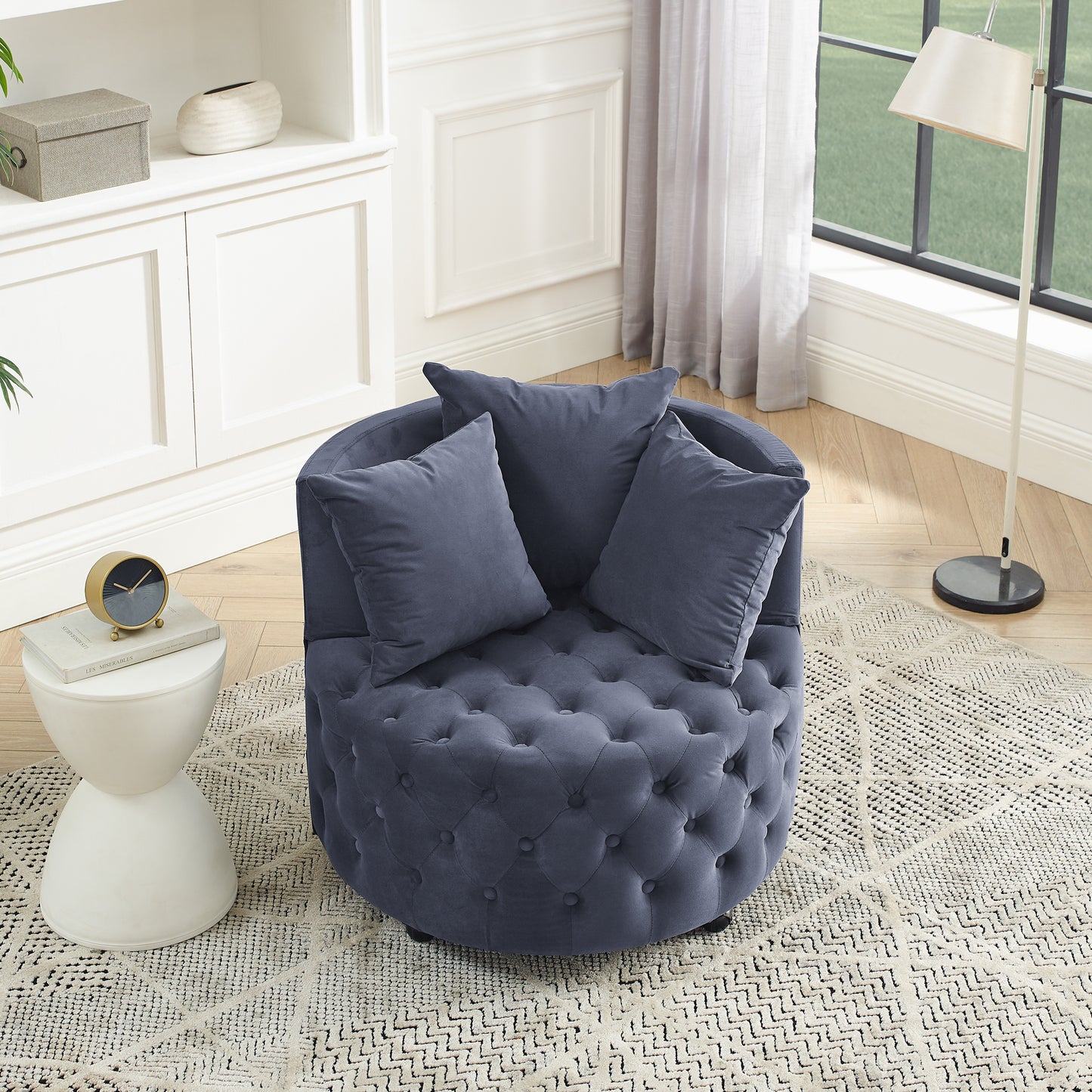 Silla giratoria tapizada en terciopelo para sala de estar, con diseño de botones y ruedas móviles, incluye 3 almohadas, gris