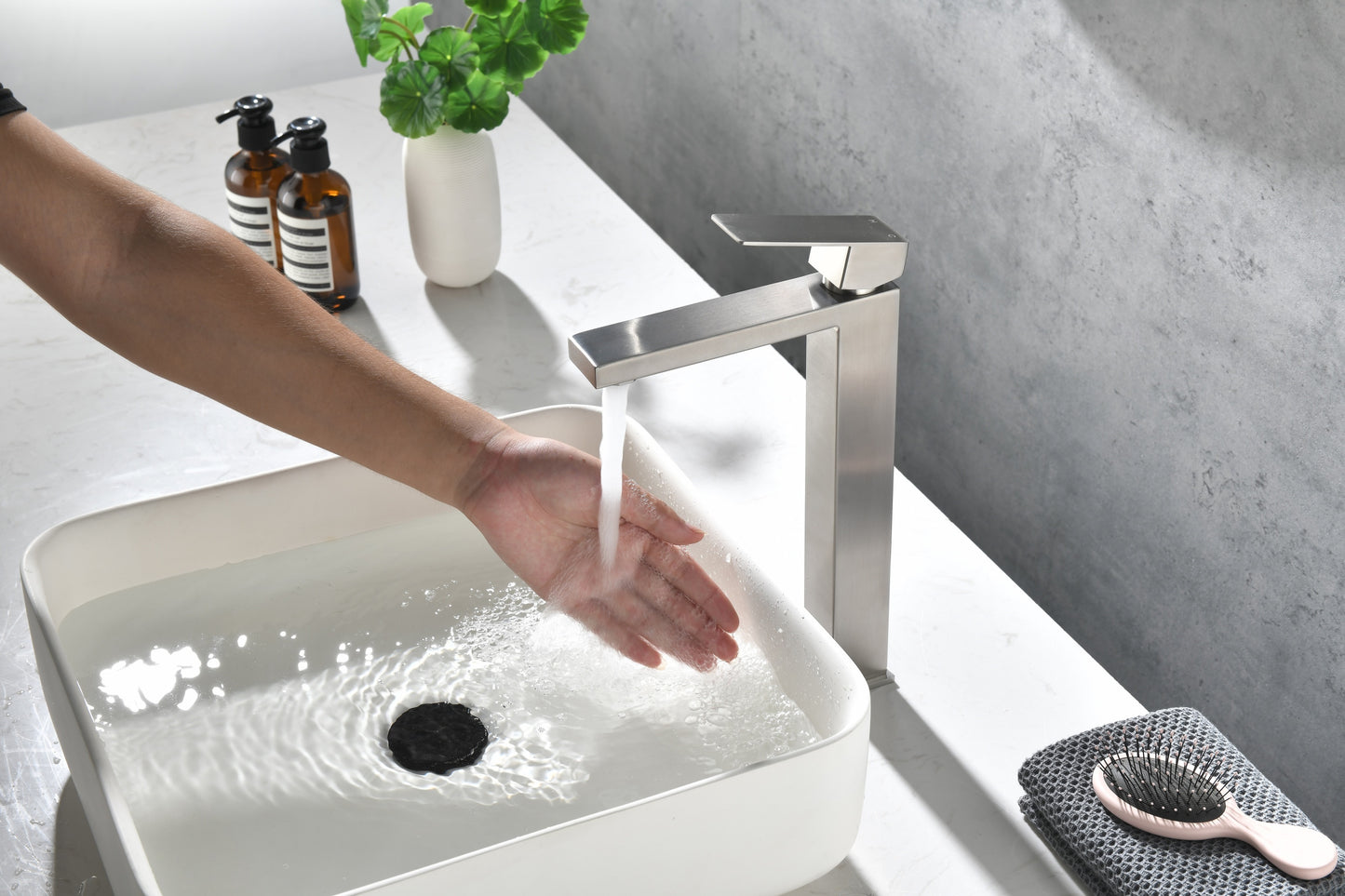 Grifo de baño con caño en cascada, grifo monomando para lavabo de tocador de baño, negro mate