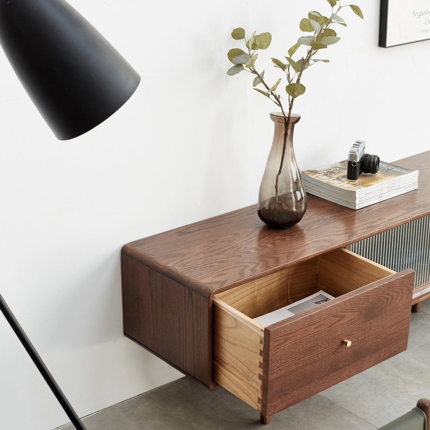 Mueble para TV de roble rojo macizo de grado A de América del Norte, color nogal, con puertas de cristal chinas Changhong, espacio de almacenamiento de dos cajones, soporte para TV