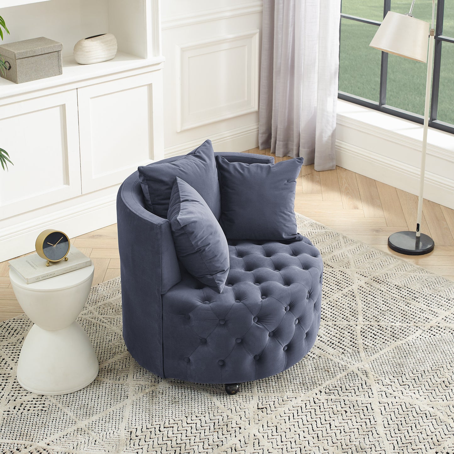 Silla giratoria tapizada en terciopelo para sala de estar, con diseño de botones y ruedas móviles, incluye 3 almohadas, gris