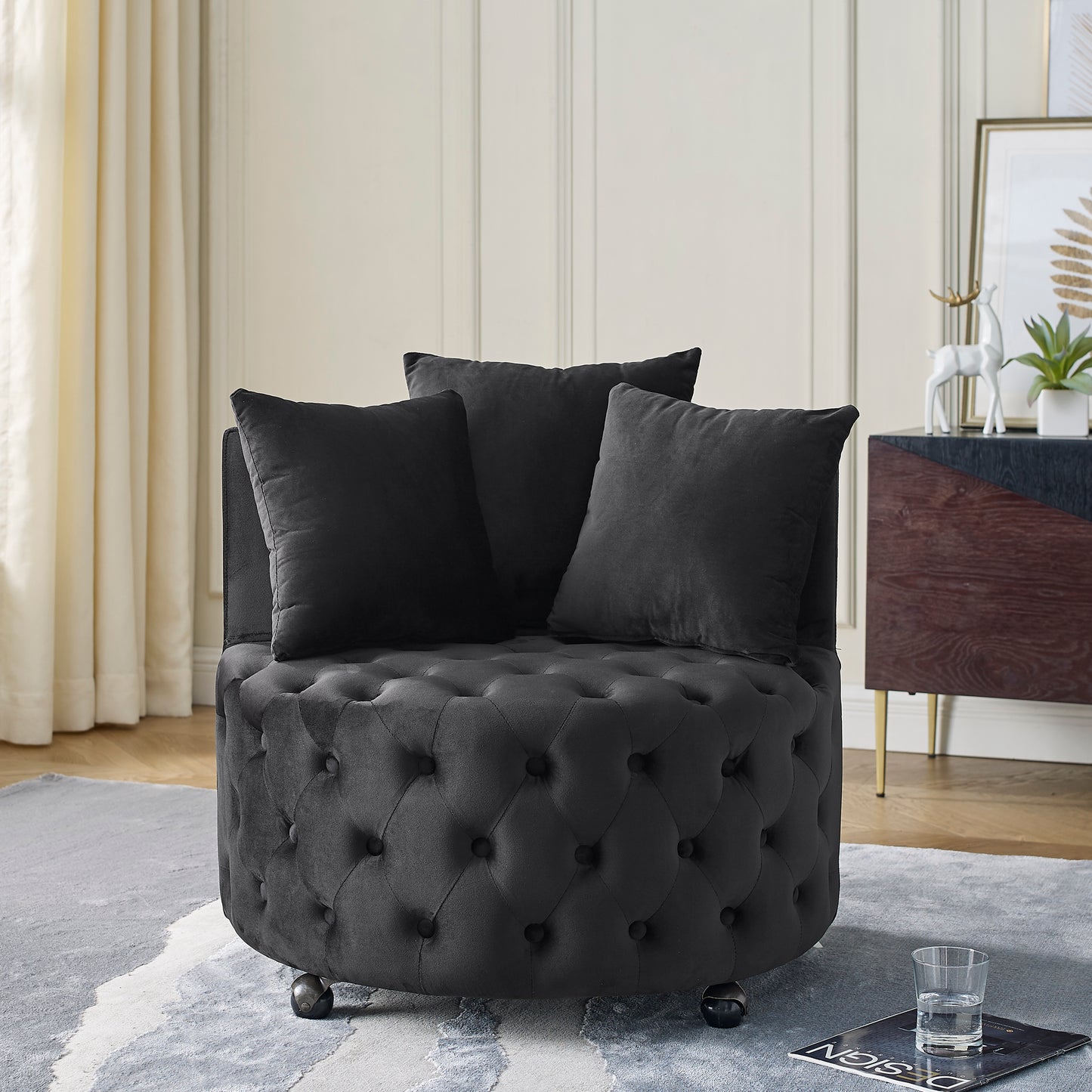 Silla giratoria tapizada en terciopelo para sala de estar, con diseño de botones y ruedas móviles, incluye 3 almohadas, color negro